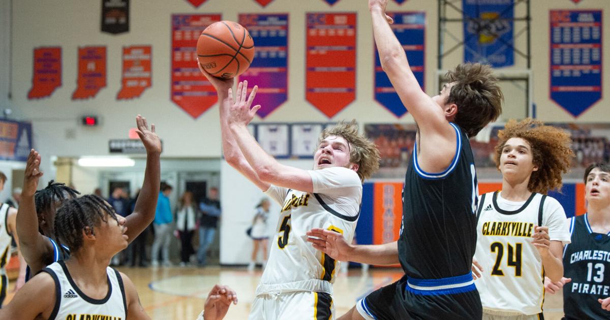 BOYS’ BASKETBALL: Clarksville Clips Charlestown to Consolation Game for Holiday Tournament | Sports