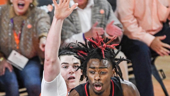 Louisville Loses to Clemson in ACC College Men’s Basketball Game