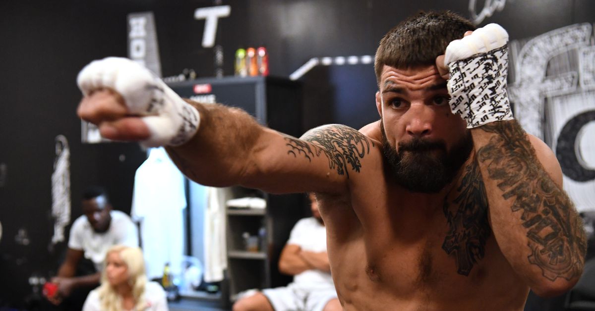 PHOTOS: Mike Perry allegedly signed Jake Paul to a box deal in February