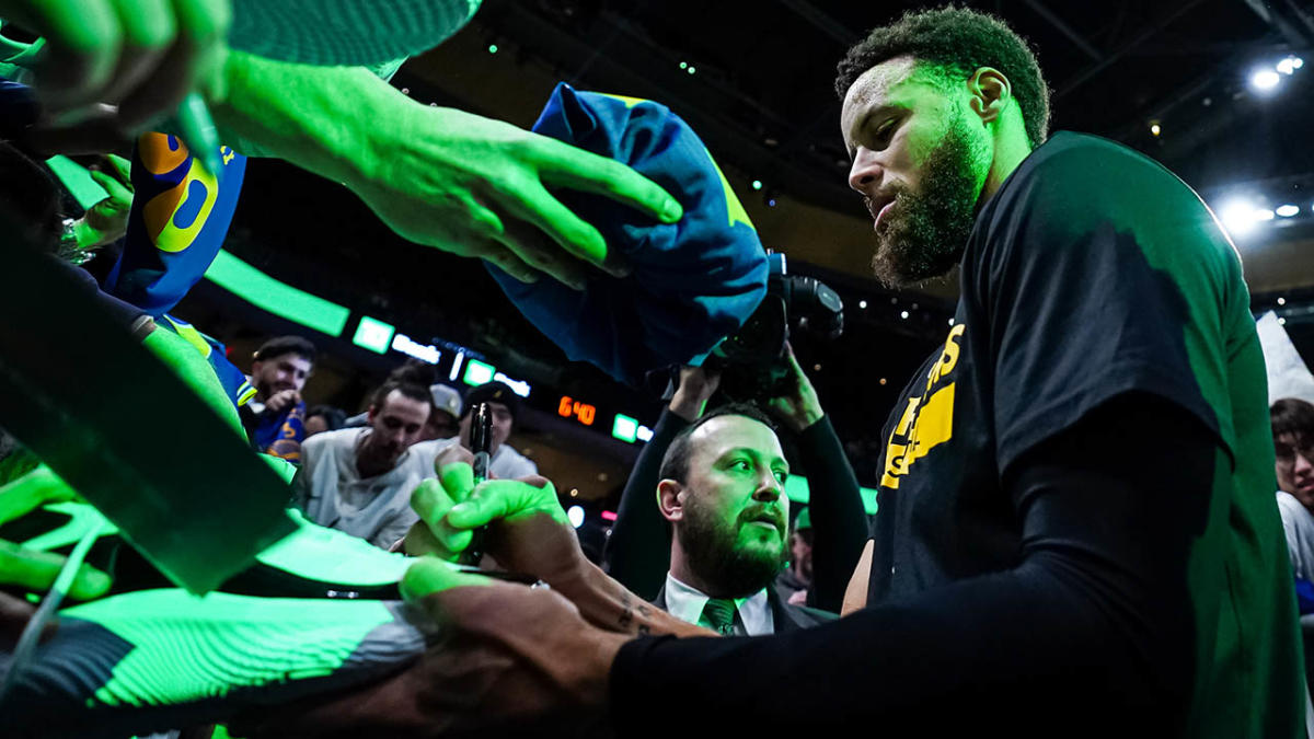 Celtics legend Sam Jones’ family presents Stephen Curry with autographed basketball