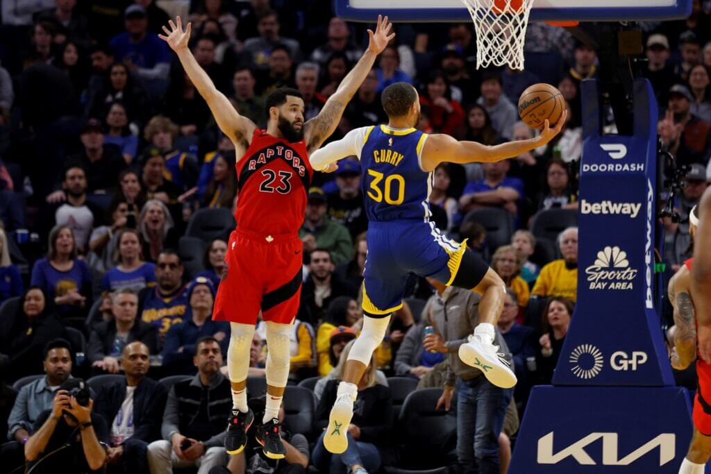 Stephen Curry parades to rim as Warriors pass Raptors at home