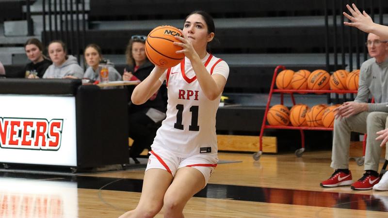 Women’s basketball winning streak ends at four