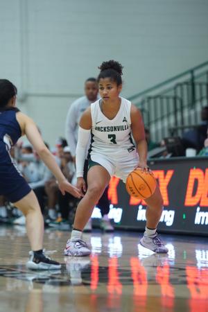 Women’s basketball beats Queens to return to the front line