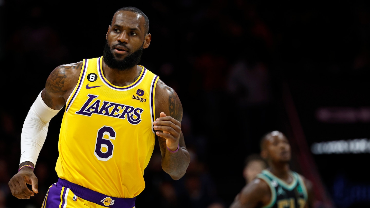 LeBron James, Kevin Durant lead in NBA All-Star voting