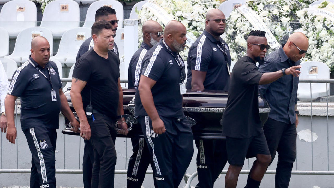 Fans line up to pay tribute to Brazilian football legend