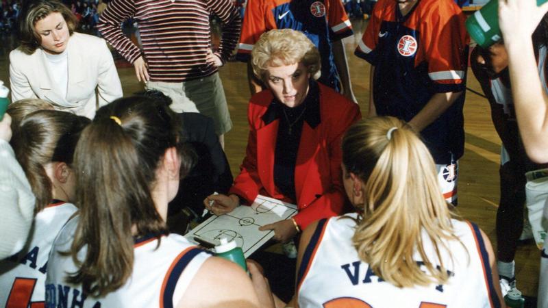 Women’s Basketball Honors Great Teresa Grenz’s Coach Illini