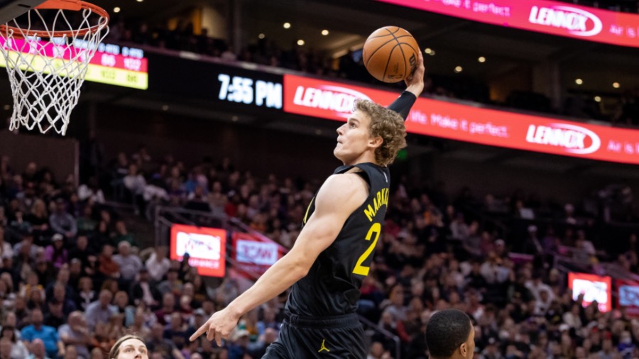 Lauri Markkanen catch highlights fastbreak lob against Mavericks