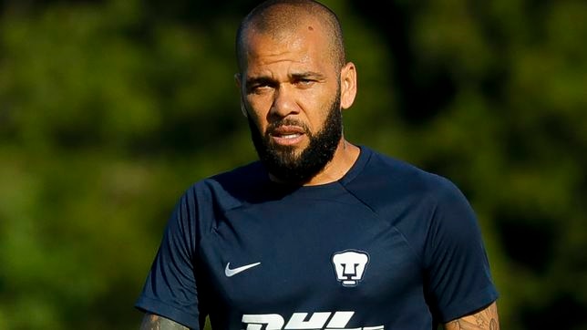 Dani Alves spent 16 minutes in alleged victim’s nightclub bathroom – court source