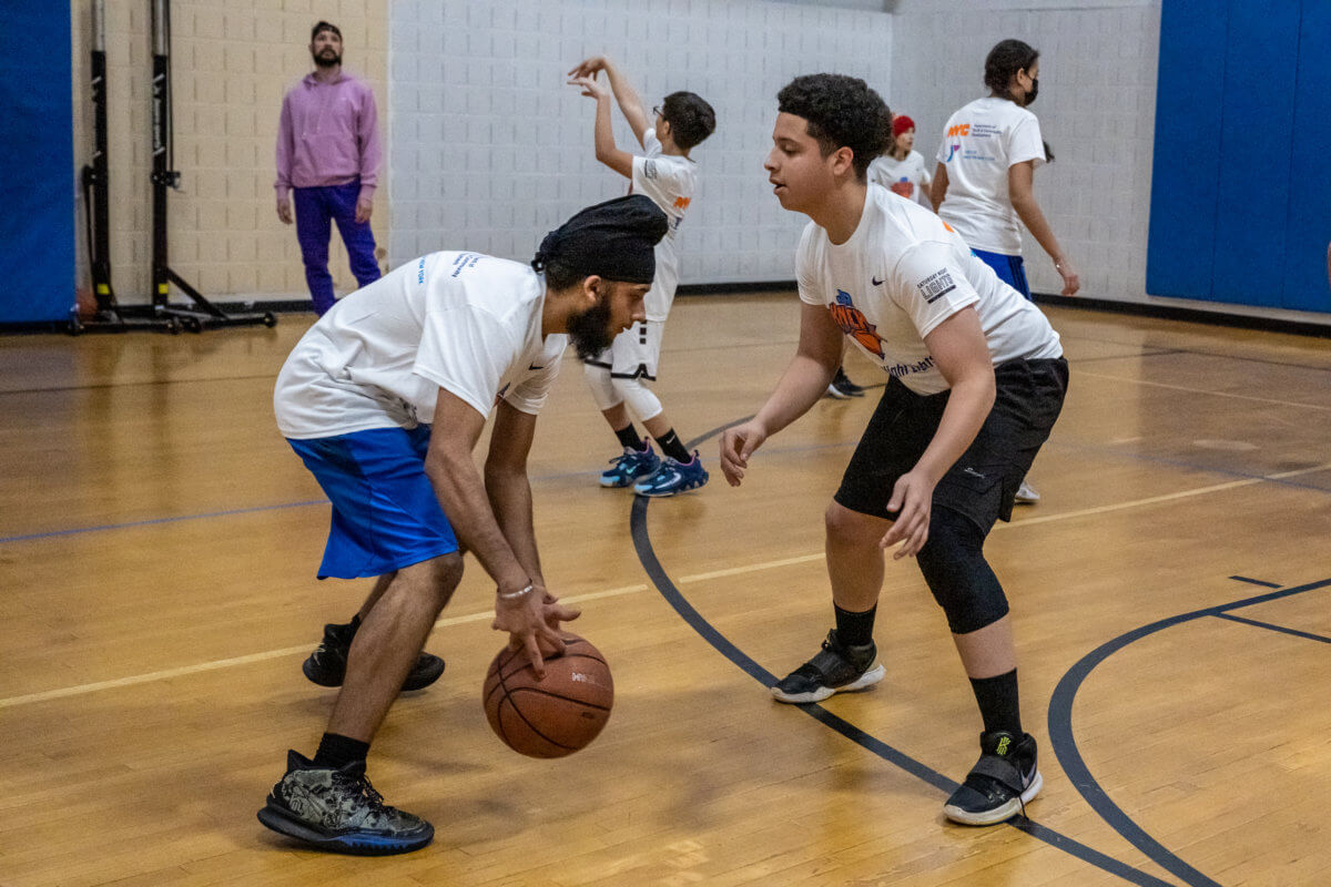 Former Knicks Star John Starks Visits Saturday Night Lights Basketball Clinic in Long Island City – QNS.com