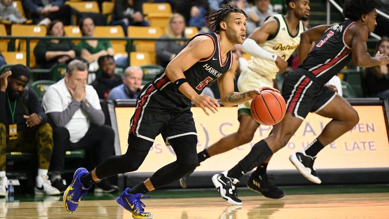 Men’s basketball beats George Mason 79-76