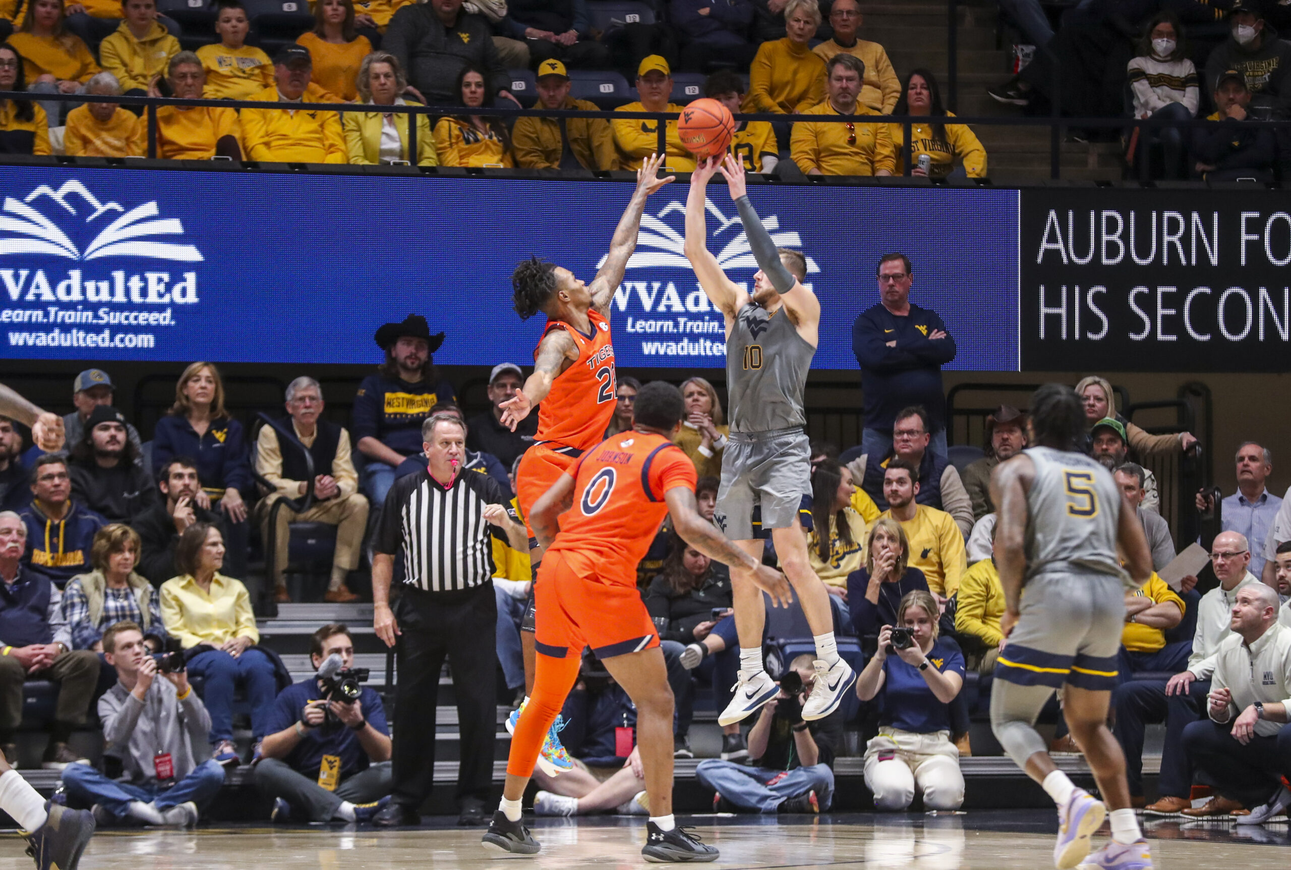 Climbers hang on Top No. 15 Auburn, 80-77