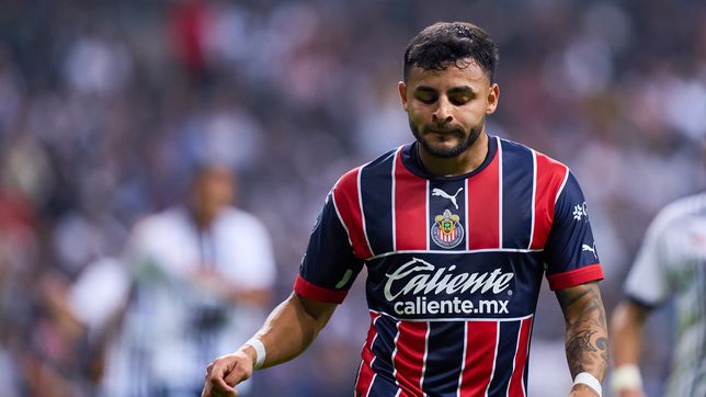 What injuries did Chivas winger Alexis Vega suffer against Atlético San Luis?