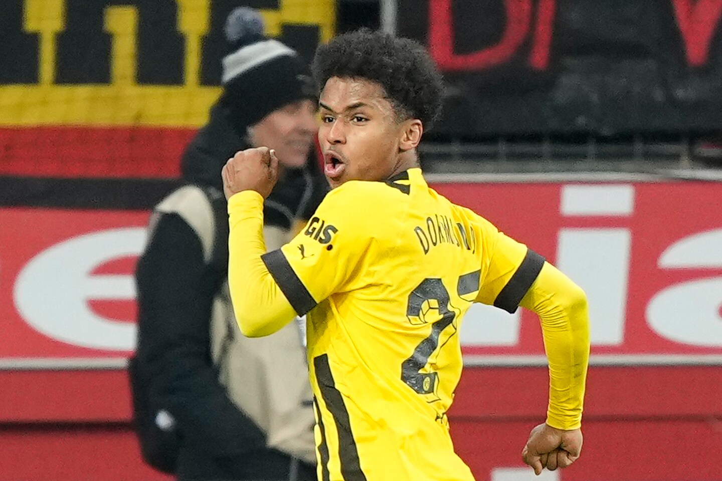 Dortmund beat Leverkusen to close gap with Bayern Munich