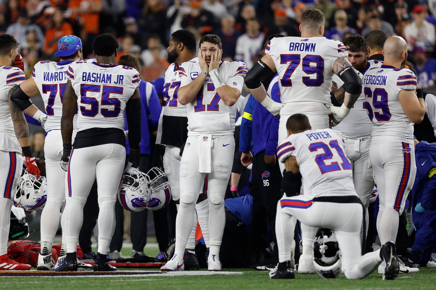 NFL players, sports world reacts to Dumar Hamlin injury