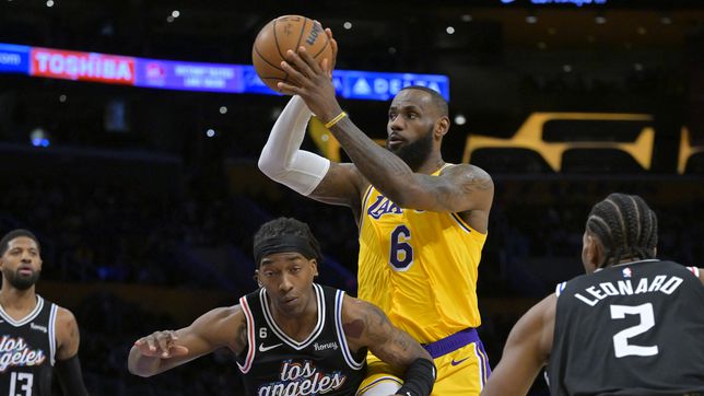 LeBron James scores 46 points as Lakers sprint toward NBA record