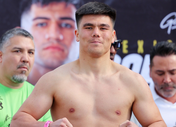 Bektemir Melikdiev beats Ulises Sierra twice to claim 3rd round knockout victory