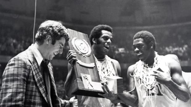 1975-76 Indiana Hoosiers remain undefeated champions of college basketball