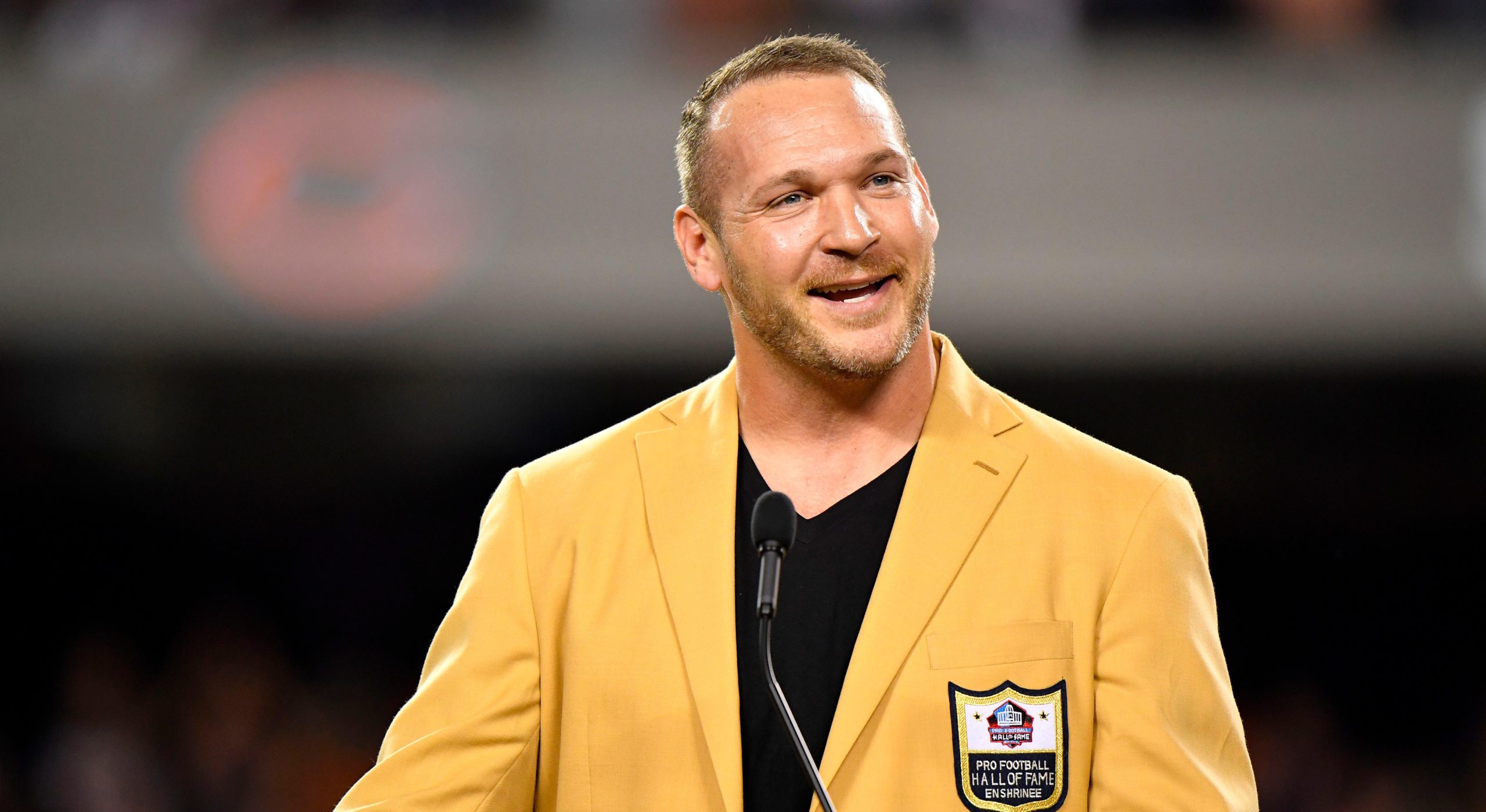 NFL Hall of Famer Brian Arlacher sues hair company for using image without permission