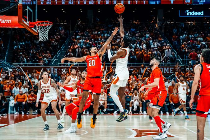 No. 10/10 beats Texas Tech 72-70 in men’s basketball rally