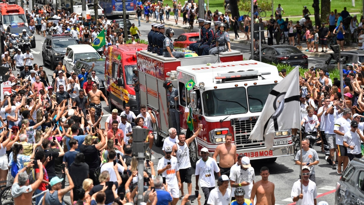 Football star Pele buried in Brazil