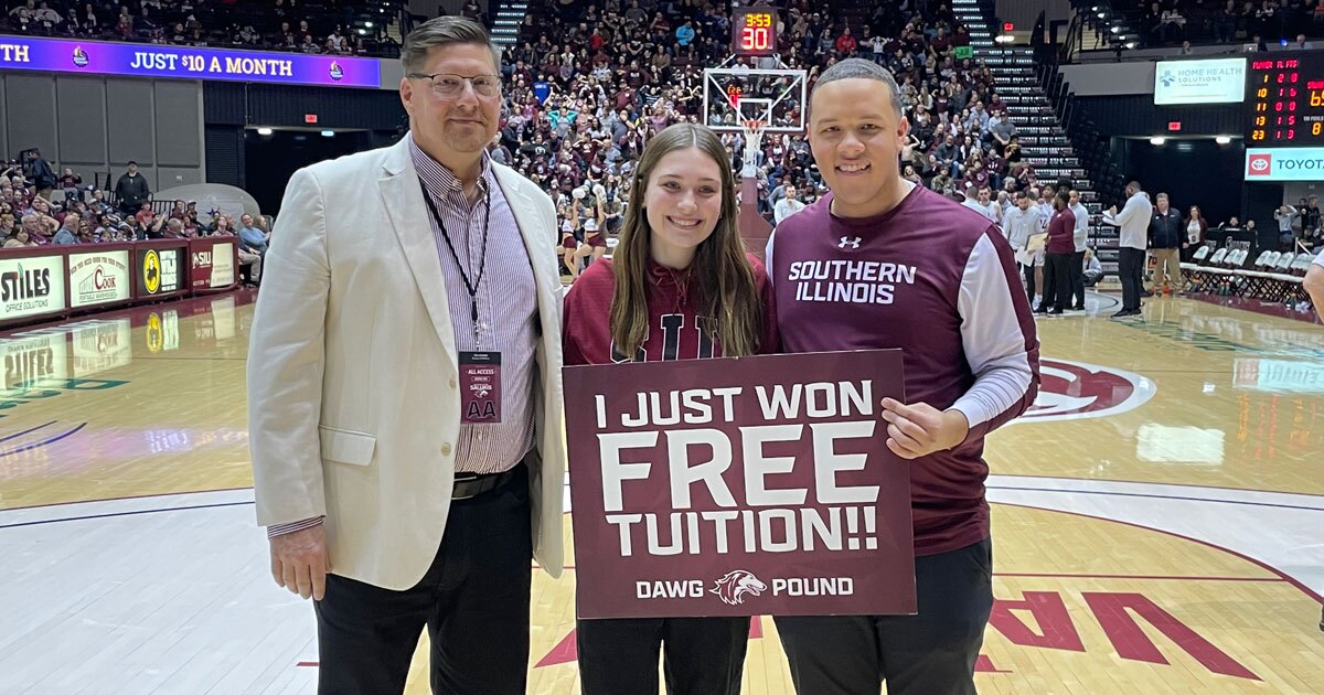 Two SIU students win free tuition at men’s basketball game on Jan. 14