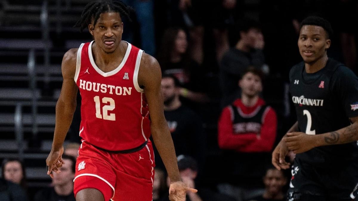 College Basketball Rankings: Houston is back in first place in the coaches poll.kentucky falls