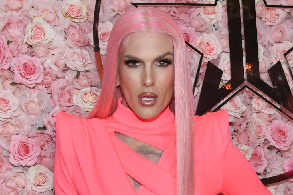 Jeffree Star Posts ‘NFL Boo’ Photos — Fans Desperate To Reveal Who They Are