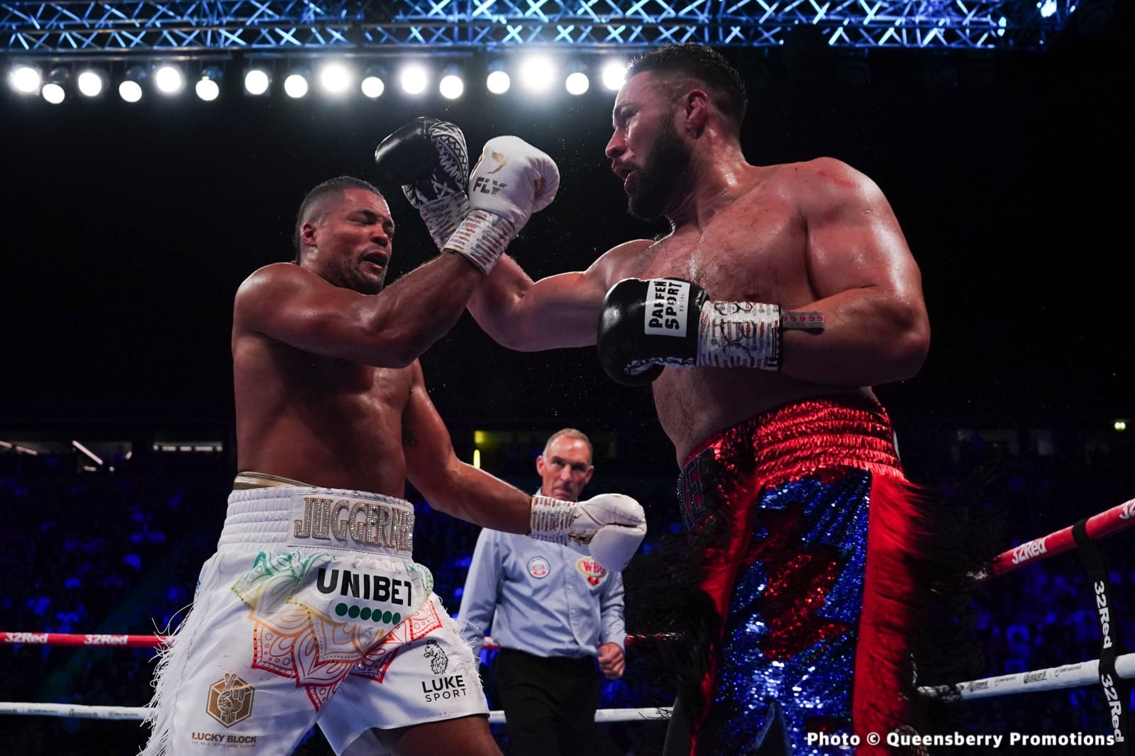 Joe Joyce vs. Zhang Zhilei in London on April 15