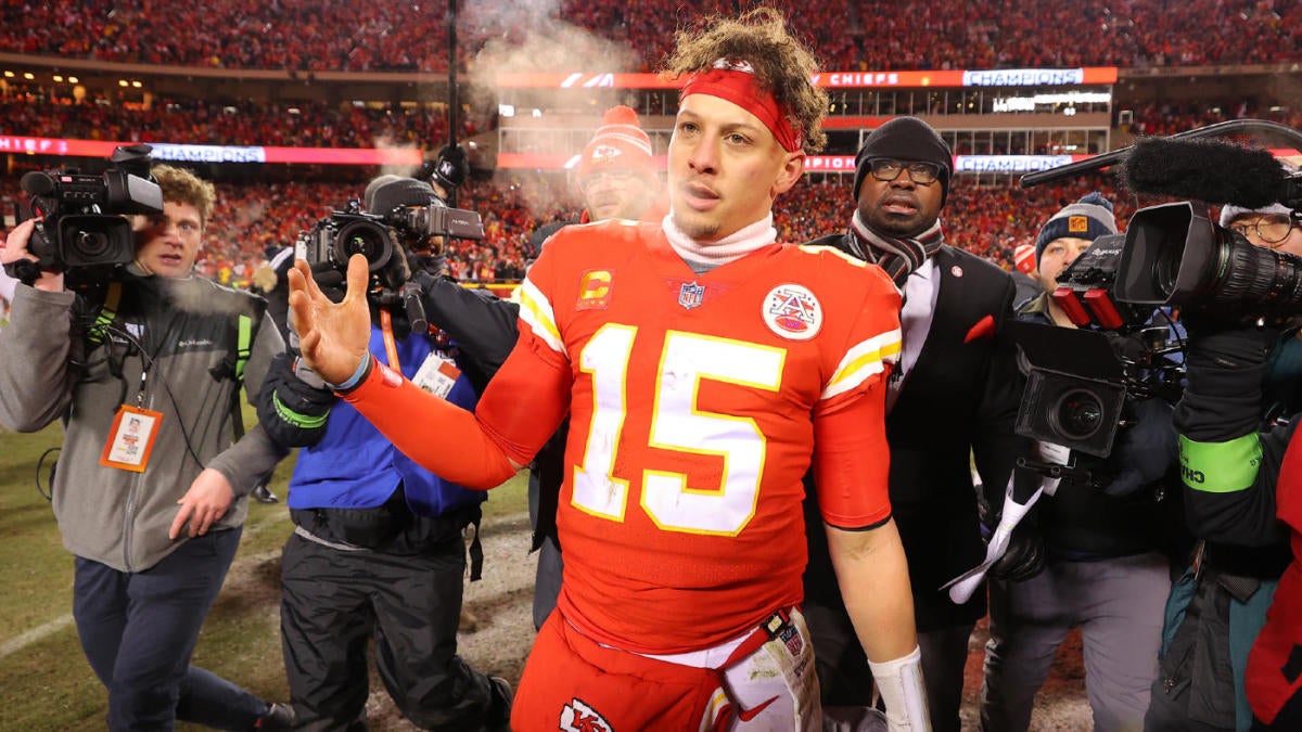 Injured Patrick Mahomes joins list of most gritty performers in NFL playoffs, including Tom Brady, Terrell Owens