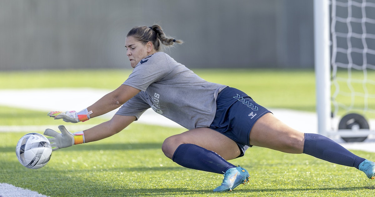 Aurora goalkeeper Sarah Fuller announces retirement from football