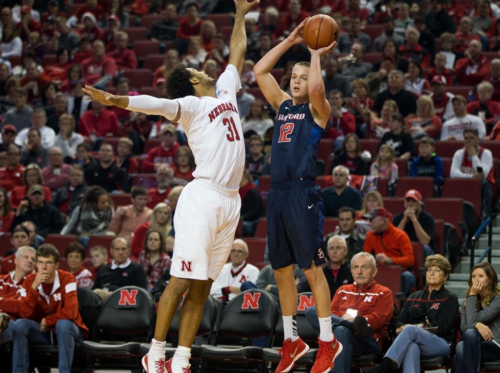 Samford’s Scoring Surge Faces Arizona’s Quest for Confidence in a Tantalizing College Basketball Encounter