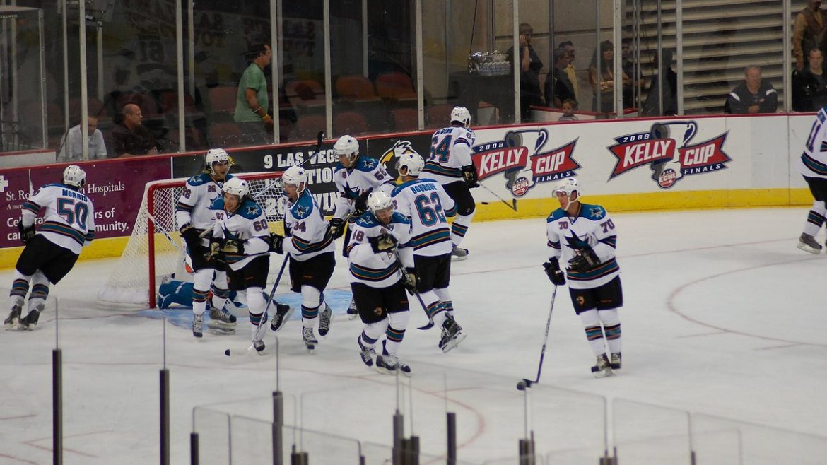 Mason McTavish Trade Rumors Put Ducks at Center of NHL Draft and Free Agency Watch